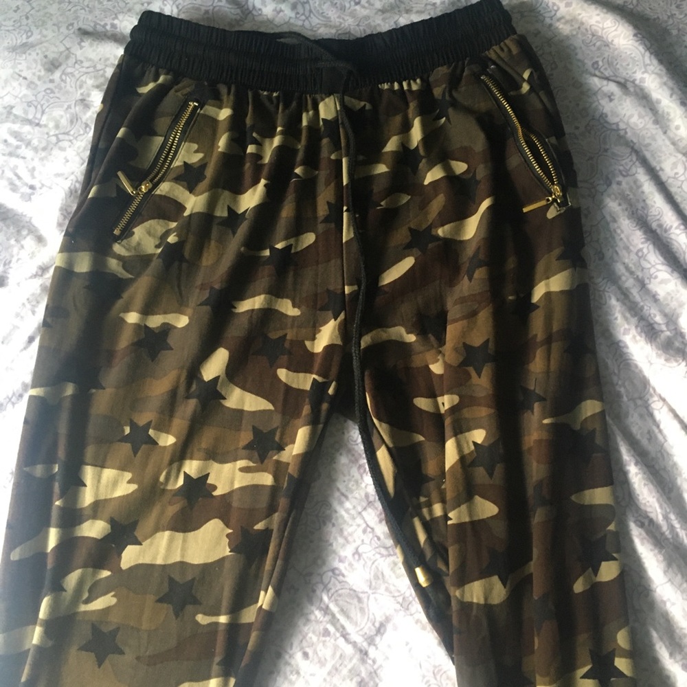 Camouflaged joggers with black stars.